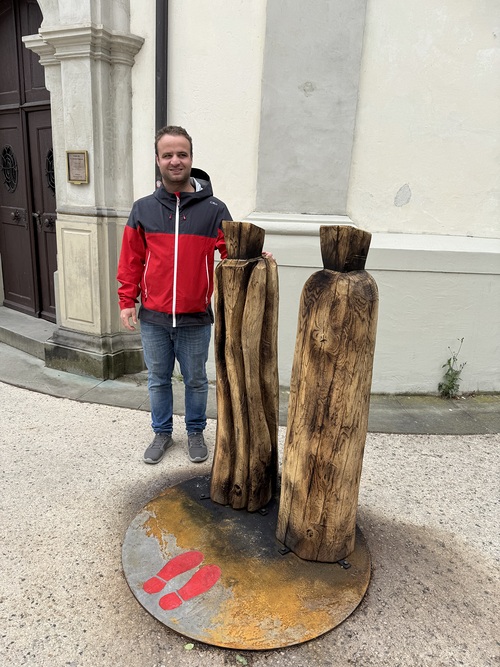 Holzbildhauer Marco Bruckner vor seinem Werk 'Inklusion' in Bregenz
